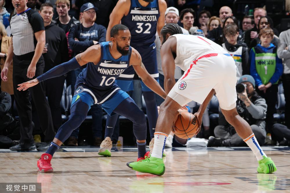 成鲜明对比 成鲜明对比